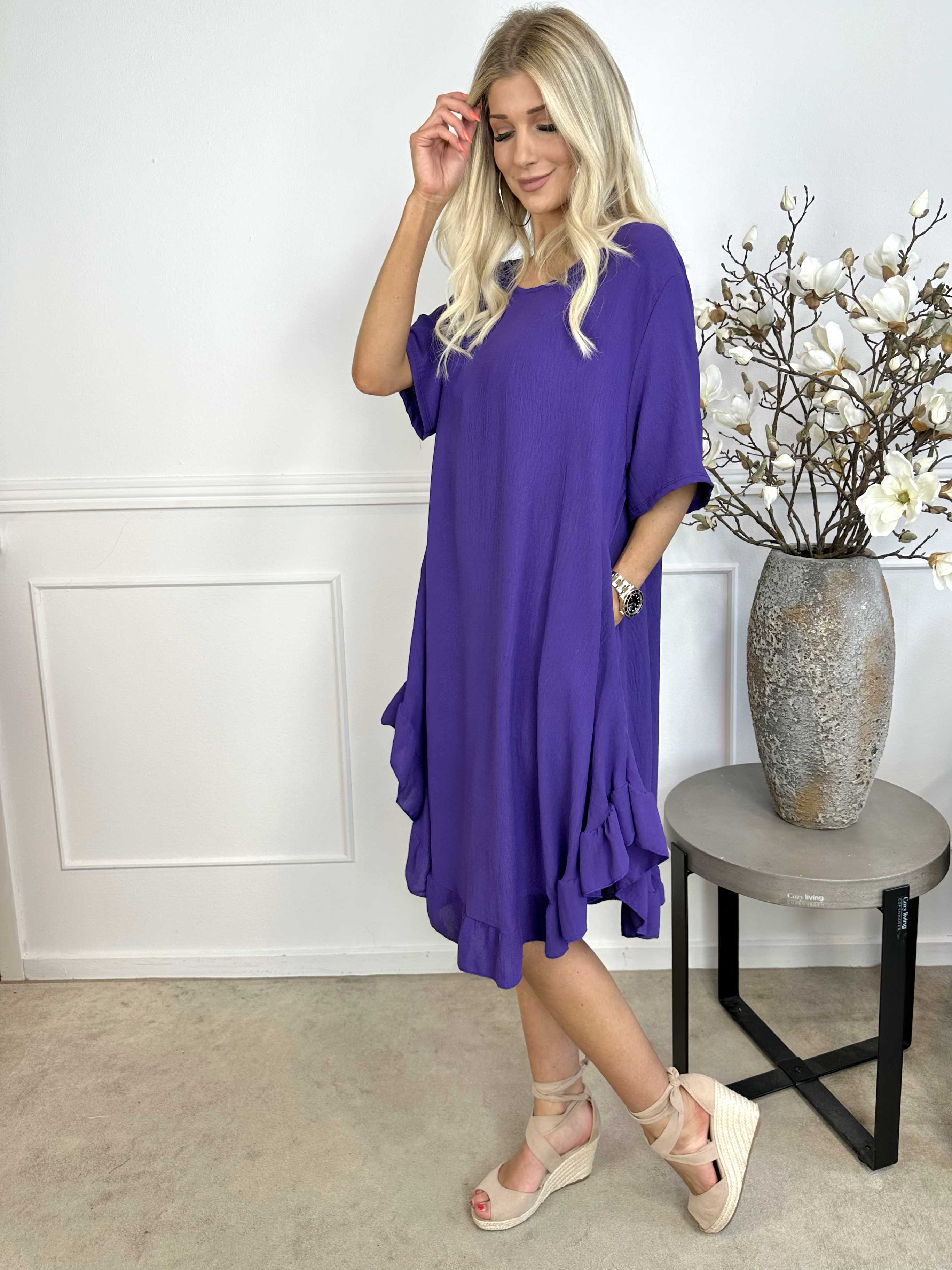 Emmelie - Klänning i viskosblandning med volangkant och fickor.